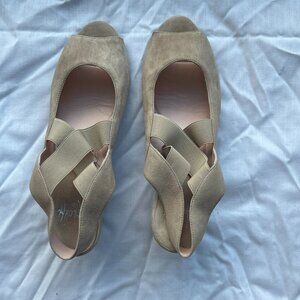 Amalfi by Rangoni suede heels size 8